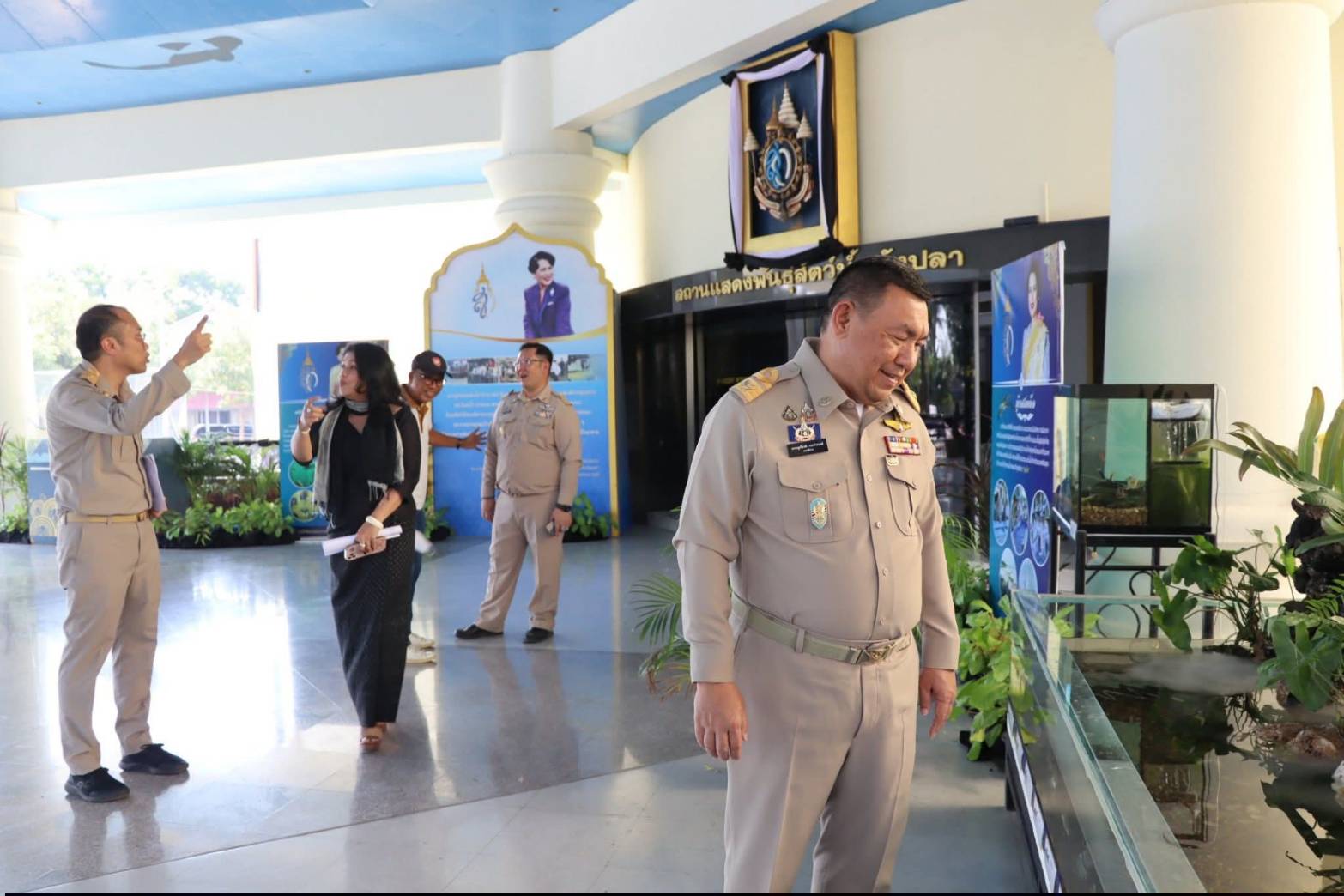 title - เลขาธิการ ส.ป.ก. บันทึกเทปให้สัมภาษณ์กิจกรรมการดำเนินงานผลสำเร็จของศูนย์ศิลปาชีพบางไทรฯ ณ ศูนย์ส่งเสริมและพัฒนาอาชีพเสริมนอกภาคการเกษตร